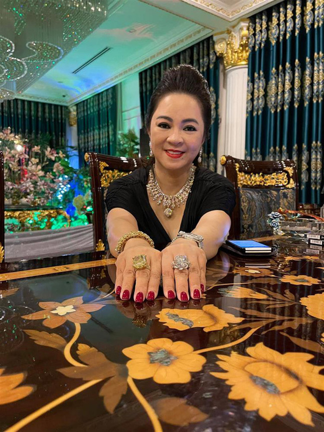 Hình ảnh bà Phương Hằng cùng 2 chiếc nhẫn kim cương siêu to khổng lồ được gymer Duy Nguyễn đăng tải khiến dân tình trầm trồ.
