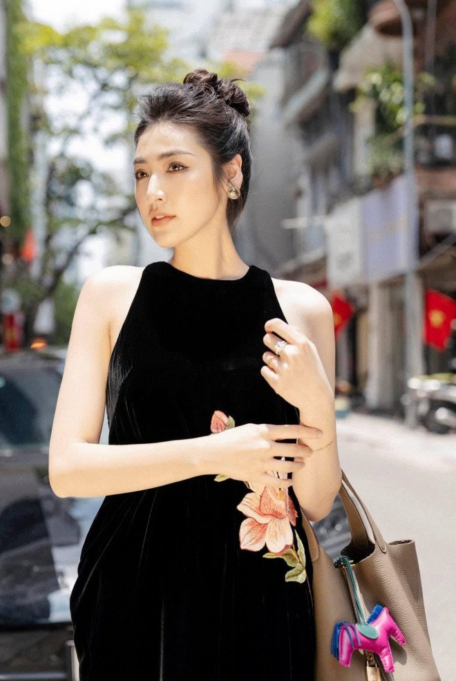 Tiểu Vy cực 'ngầu' với phong cách menswear, H'Hen Niê khoe dáng nóng bỏng với áo tắm - 15