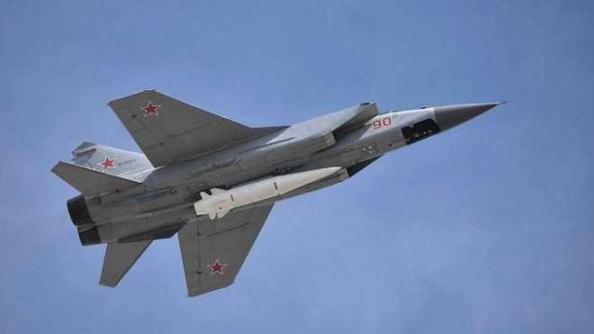 Máy bay MiG-31 mang tên lửa hành trình siêu thanh Dao găm.