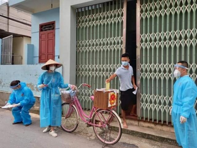 Tin tức trong ngày - Bầu cử trong "tâm dịch" Bắc Giang: Dùng xe đạp chở hòm phiếu đến tận nhà cử tri