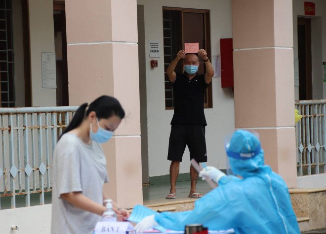 Anh Hùng, bệnh nhân Việt kiều lần đầu tiên đi bầu cử ở Việt Nam với xác nhận đã bỏ phiếu cho ứng cử viên. Ảnh: Hoàng Lan