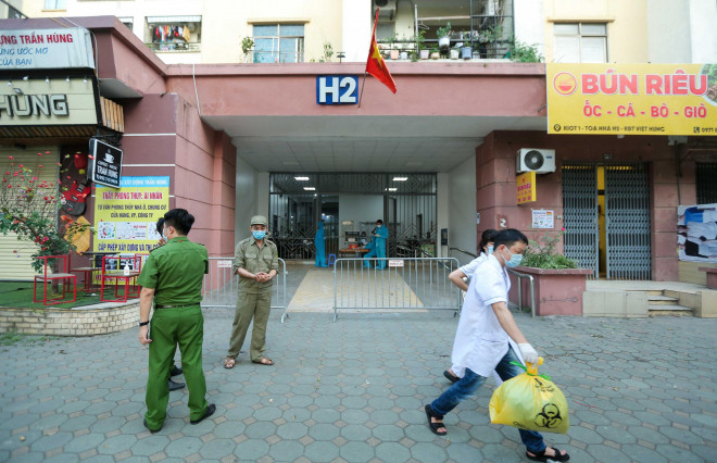 Khu vực tòa nhà H2 khu đô thị Việt Hưng nơi có ca dương tính với SARS-CoV-2
