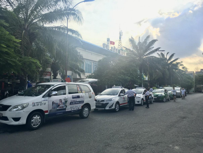 Một thói quen mà nhiều tài xế mắc phải là quên sử dụng phanh tay khi dừng, đỗ xe. Ảnh: THY NHUNG