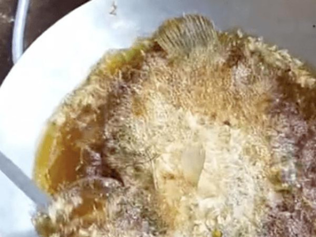 Phi thường - kỳ quặc - Clip chiên cá đạt tận 6,6 triệu lượt xem khiến chính chủ cũng phải ngỡ ngàng, dân mạng lại tranh cãi nhiều điều