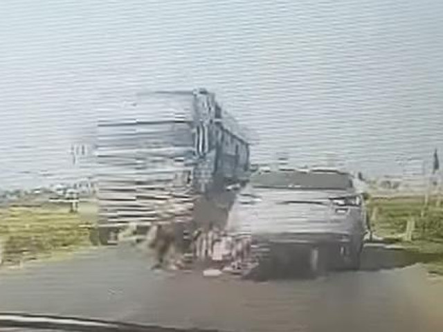 Tin tức trong ngày - Clip: Thót tim người đi xe máy thoát chết trong gang tấc khi ngã trước xe đầu kéo