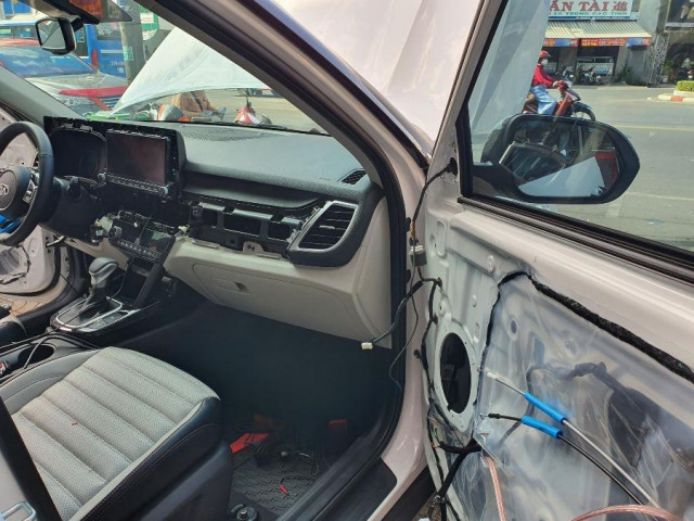 Ô tô - Tranh cãi về việc có nên dán chống ồn cho xe hơi