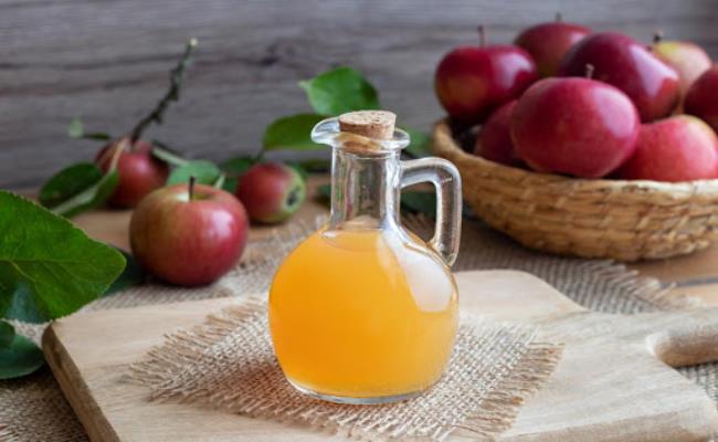 Giấm táo được chia làm 2 loại: giấm chua và giấm ngọt. Loại ngọt thì có thể uống như nước ép trái cây, còn loại chua thường dùng để chế biến với các món ăn