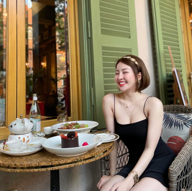 Người đẹp cho biết cô thuộc tạng người &#34;hít không khí cũng béo&#34; nên giảm cân không hề dễ dàng.
