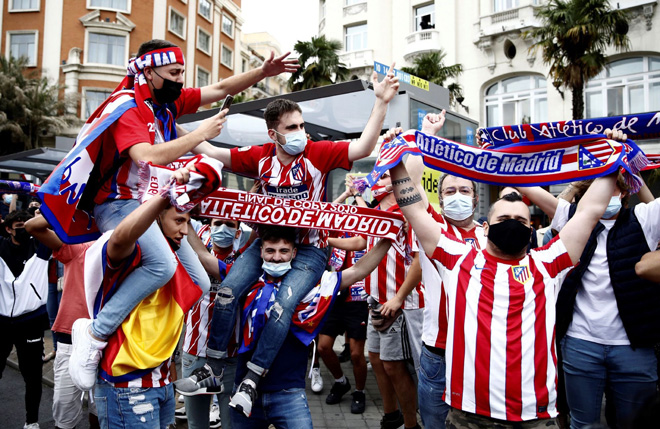 Atletico ăn mừng chức vô địch La Liga: Suarez bật khóc, fan "quẩy" tưng bừng - 11