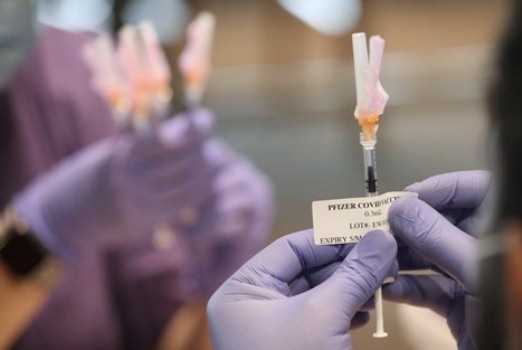 Các liều vắc-xin Pfizer – BioNTech đang được chuẩn bị ở Toronto, Canada.