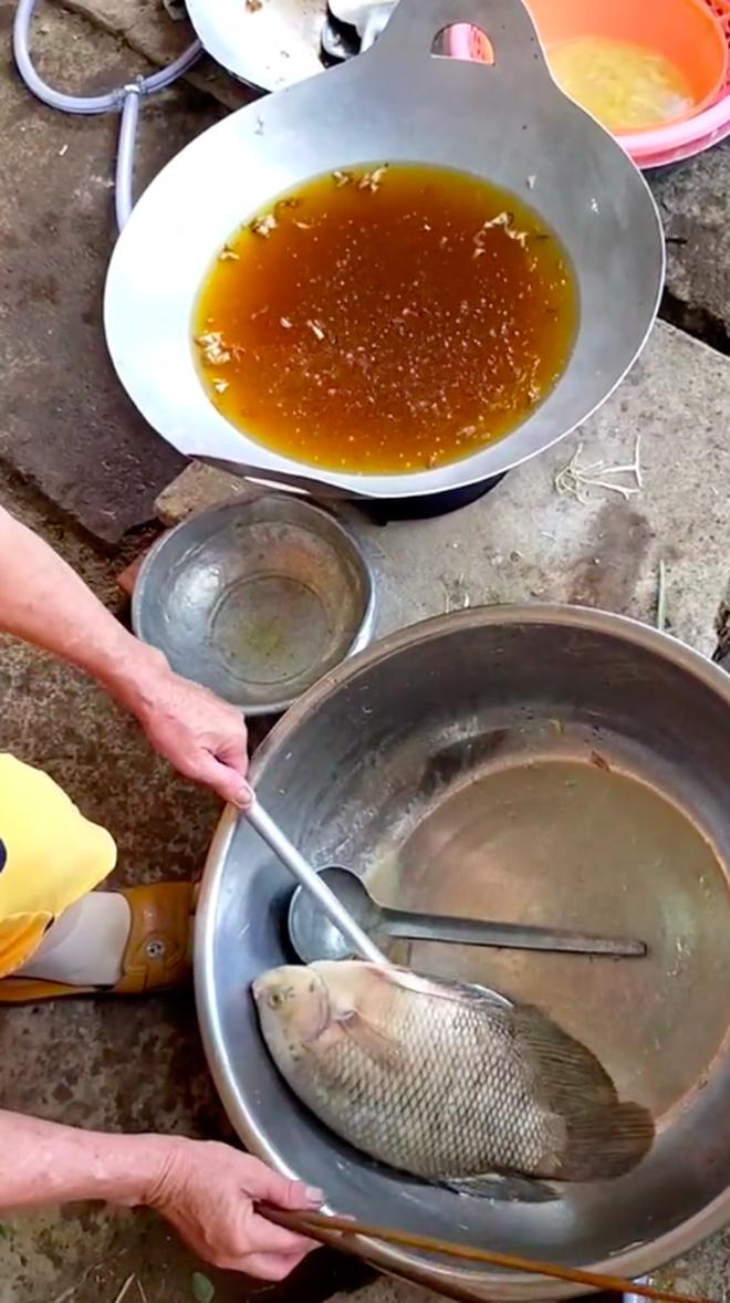 Clip chiên cá đạt tận 6,6 triệu lượt xem khiến chính chủ cũng phải ngỡ ngàng, dân mạng lại tranh cãi nhiều điều - 1