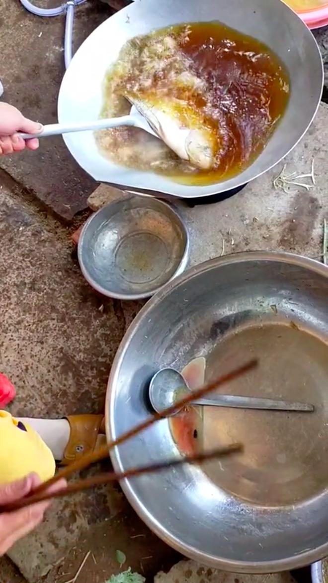 Clip chiên cá đạt tận 6,6 triệu lượt xem khiến chính chủ cũng phải ngỡ ngàng, dân mạng lại tranh cãi nhiều điều - 2