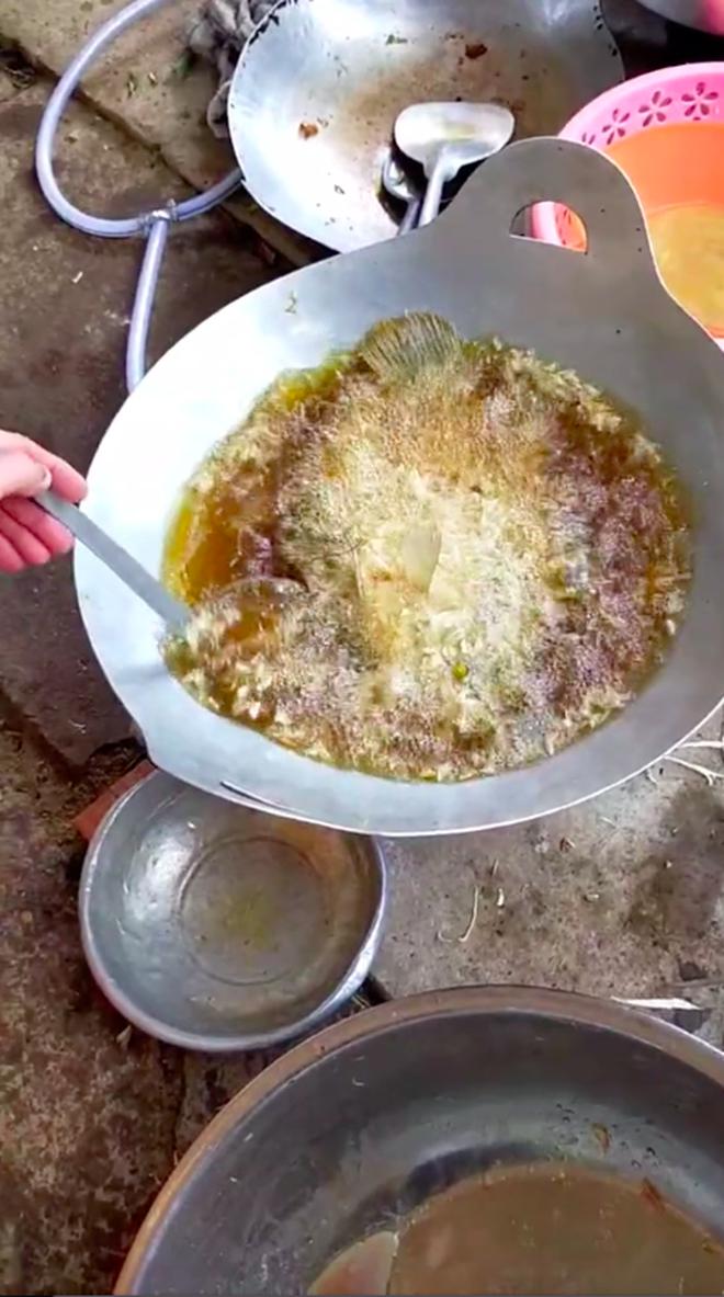Chỉ là những bước chiên cá đơn giản nhưng đã thu về 6,6 triệu lượt xem trên TikTok.