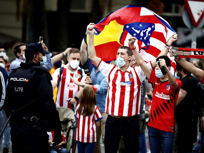 Atletico ăn mừng chức vô địch La Liga: Suarez bật khóc, fan "quẩy" tưng bừng - 10