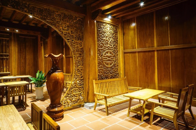 Ngôi nhà gỗ của vị đại gia Đà Lạt nổi bật so với những công trình hiện đại xung quanh bởi kiến trúc nhà gỗ độc đáo. Toàn bộ được làm từ gỗ Đinh Hương, gia chủ phải tìm mua ở một khu vực giáp biên giới với Lào, thuộc huyện Quan Hóa (tỉnh Thanh Hóa) cách đây gần 2 năm.
