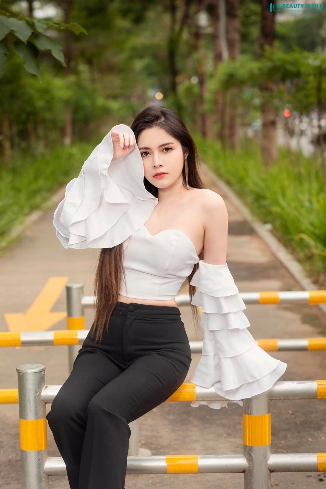 Về chăm sóc da, bên cạnh các bước dưỡng da như thường thấy, người đẹp thường uống thêm các loại nước lá.

