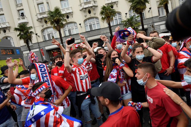 Atletico ăn mừng chức vô địch La Liga: Suarez bật khóc, fan "quẩy" tưng bừng - 8