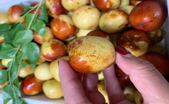 Chị Hà, một đầu mối chuyên cung cấp hồng táo tàu tươi ở Hà Nội cho biết, táo tàu tươi chị không bán lẻ mà bán buôn theo thùng, mỗi thùng 10kg, giá 800.000-850.000 đồng/thùng.&nbsp;