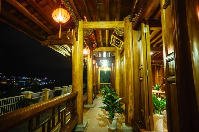 25 trụ gỗ tròn có đường kính lớn hơn một vòng tay, cao hơn 7m có nhiệm vụ nâng đỡ toàn bộ ngôi nhà. Đây là một trong những ngôi nhà sàn gỗ quý hiếm có ở Việt Nam.
