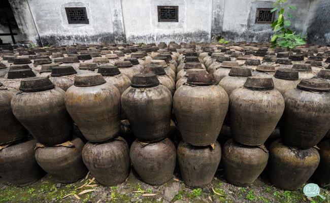 Ở Trung Quốc, một người đàn ông đã ngâm những quả táo dập này trong 10.000 chiếc vại lớn để tạo ra món giấm táo.
