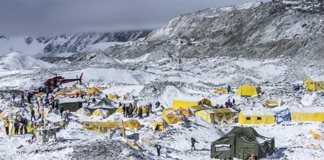 Những người leo núi dừng chân ở khu trại trước khi leo lên đỉnh Everest.