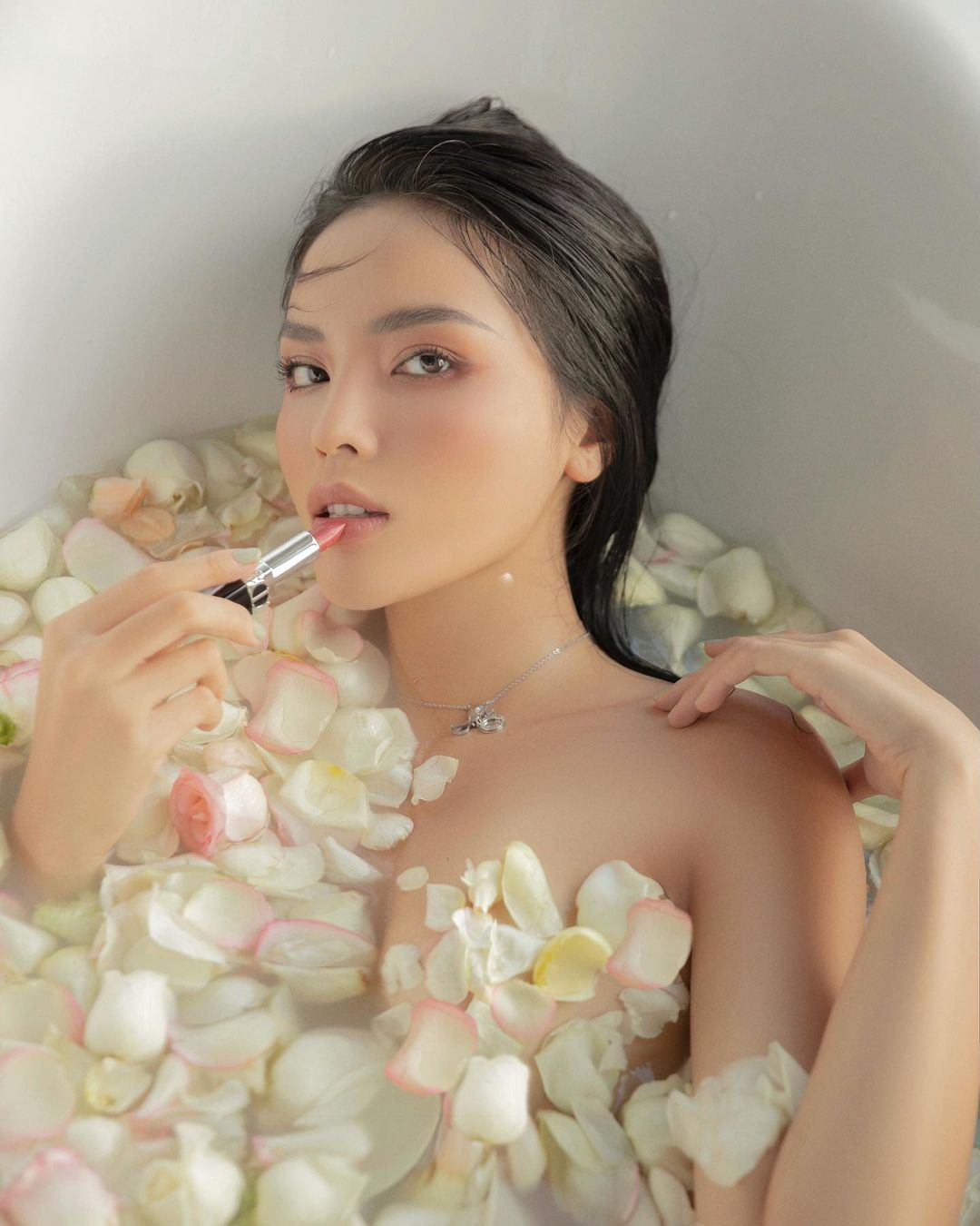 Hoa hậu Kỳ Duyên khoe vẻ đẹp gợi cảm với shoot hình mới trong không gian bồn tắm.