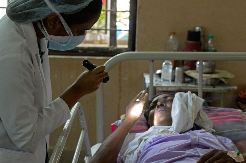Một bệnh nhân Covid-19 nhiễm bệnh nấm đen được kiểm tra thị giác ở Ấn Độ.