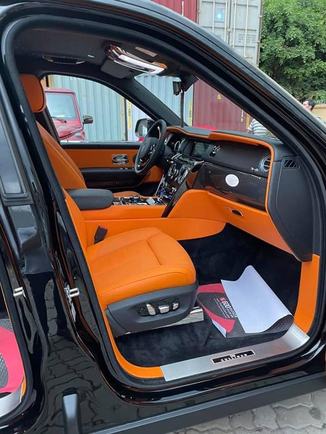 The 3rd Rolls-Royce Cullinan Black Badge returns to Vietnam with a color interior "a bit tired"  - 4
