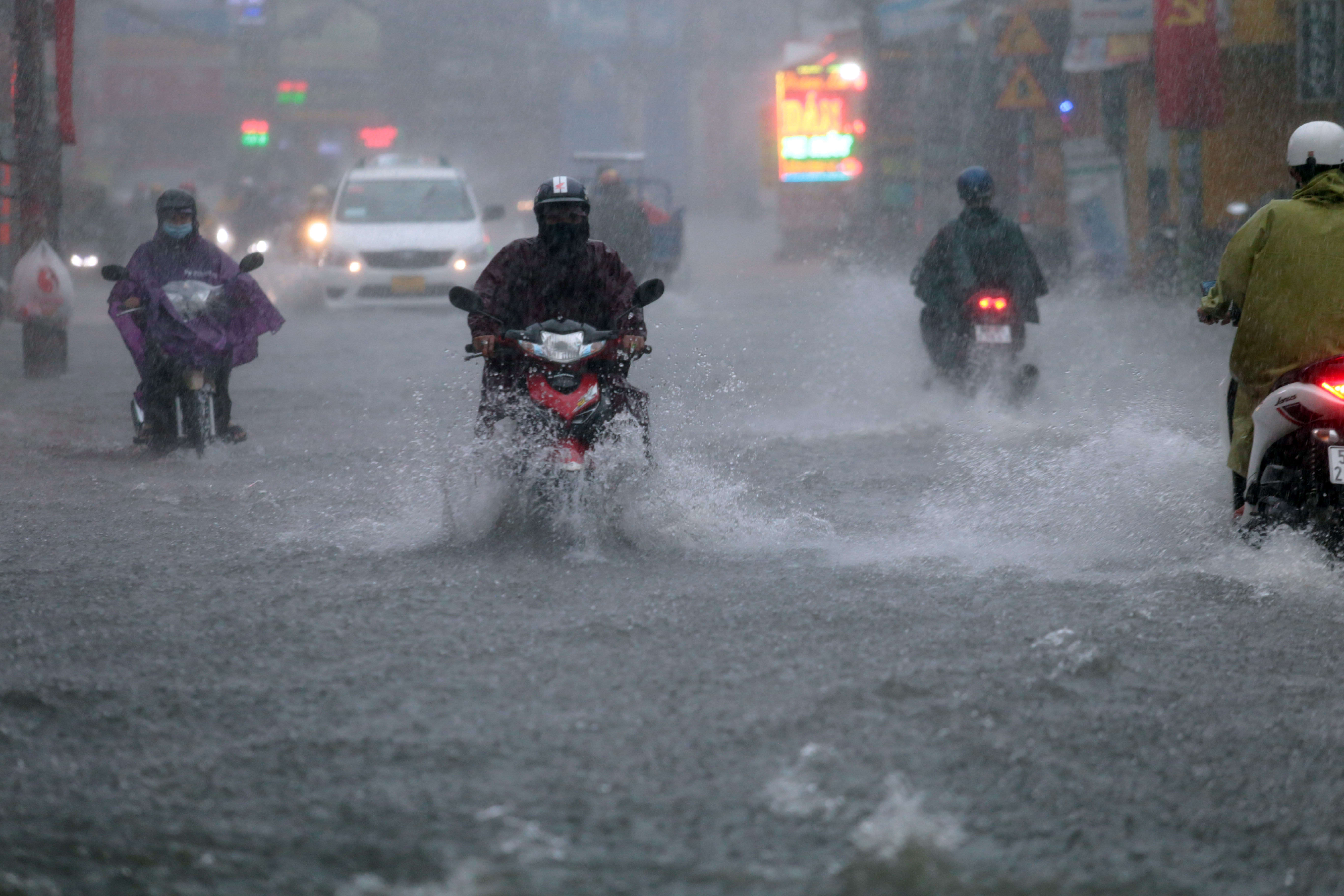 Sài Gòn mưa tầm tã, xe máy ngập gần tới yên, ô tô chết máy bồng bềnh trong nước - 1