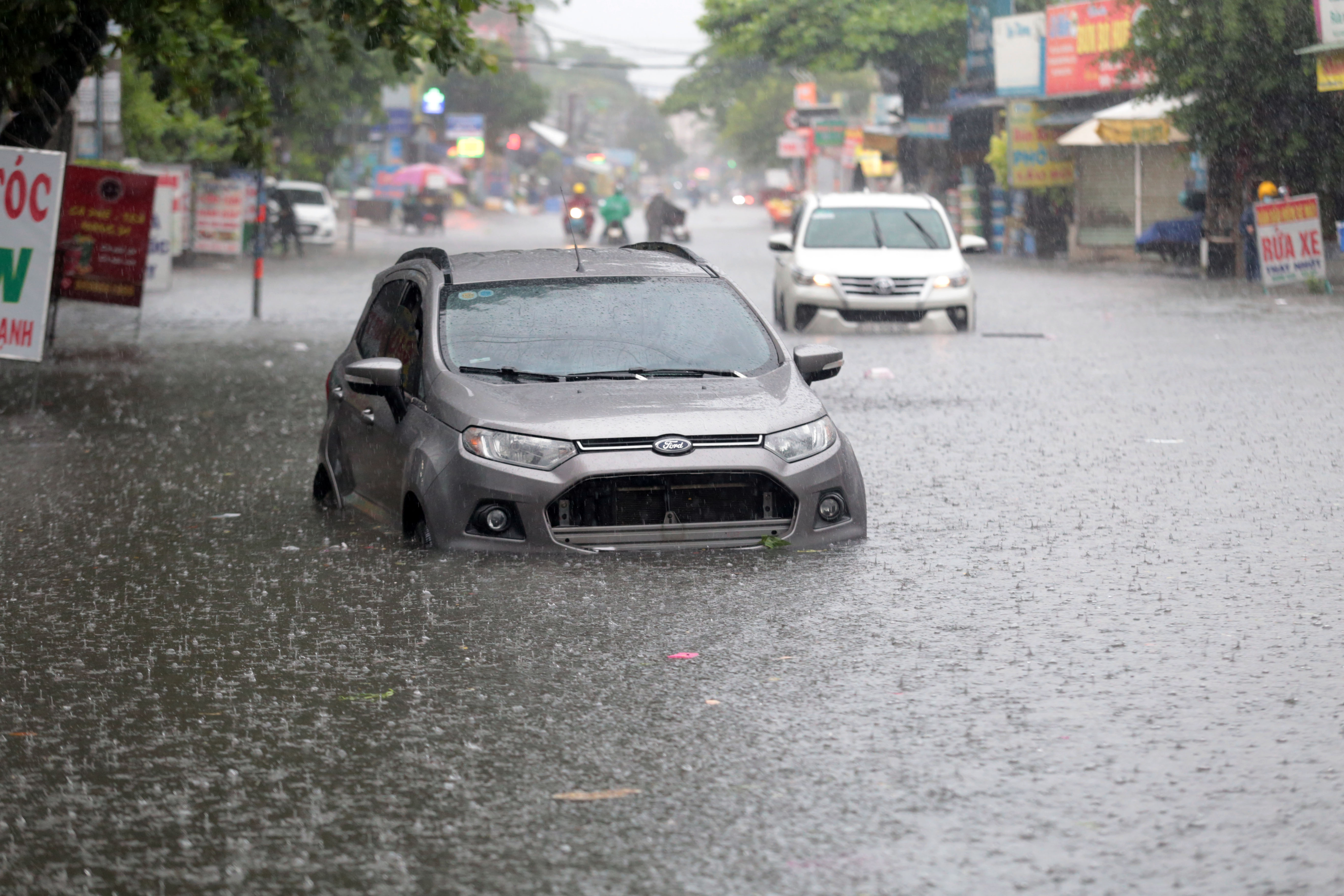 Sài Gòn mưa tầm tã, xe máy ngập gần tới yên, ô tô chết máy bồng bềnh trong nước - 12