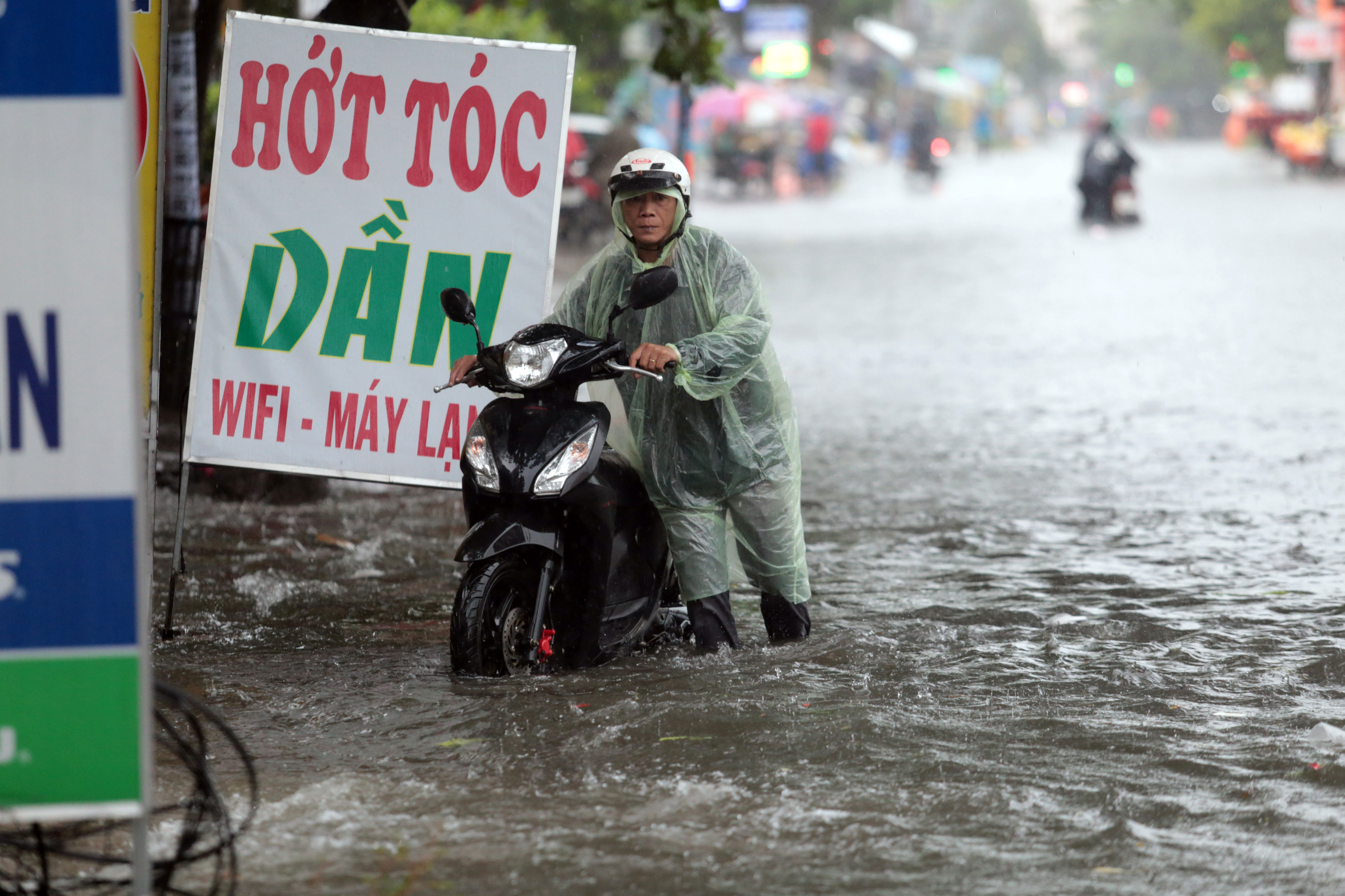 Sài Gòn mưa tầm tã, xe máy ngập gần tới yên, ô tô chết máy bồng bềnh trong nước - 14