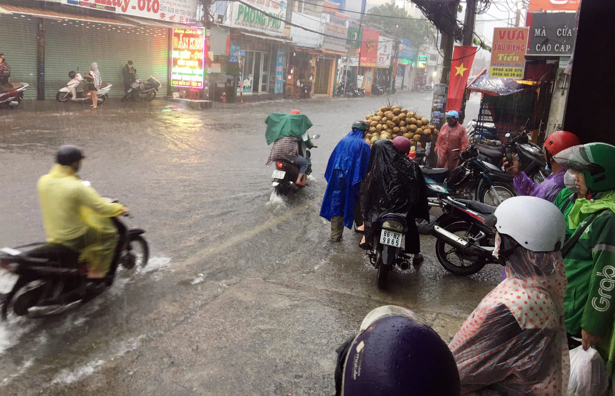 Sài Gòn mưa tầm tã, xe máy ngập gần tới yên, ô tô chết máy bồng bềnh trong nước - 15
