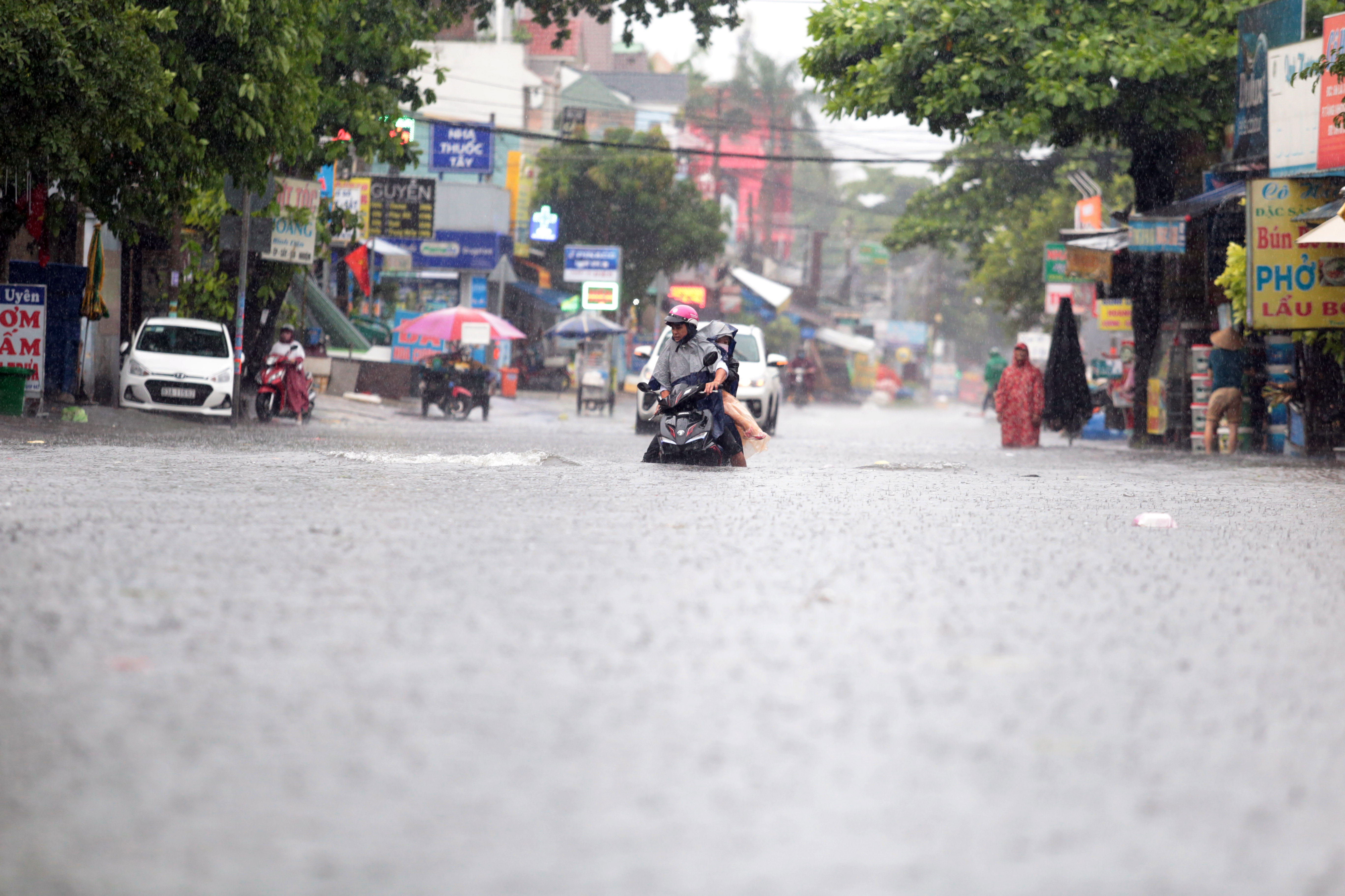 Sài Gòn mưa tầm tã, xe máy ngập gần tới yên, ô tô chết máy bồng bềnh trong nước - 16