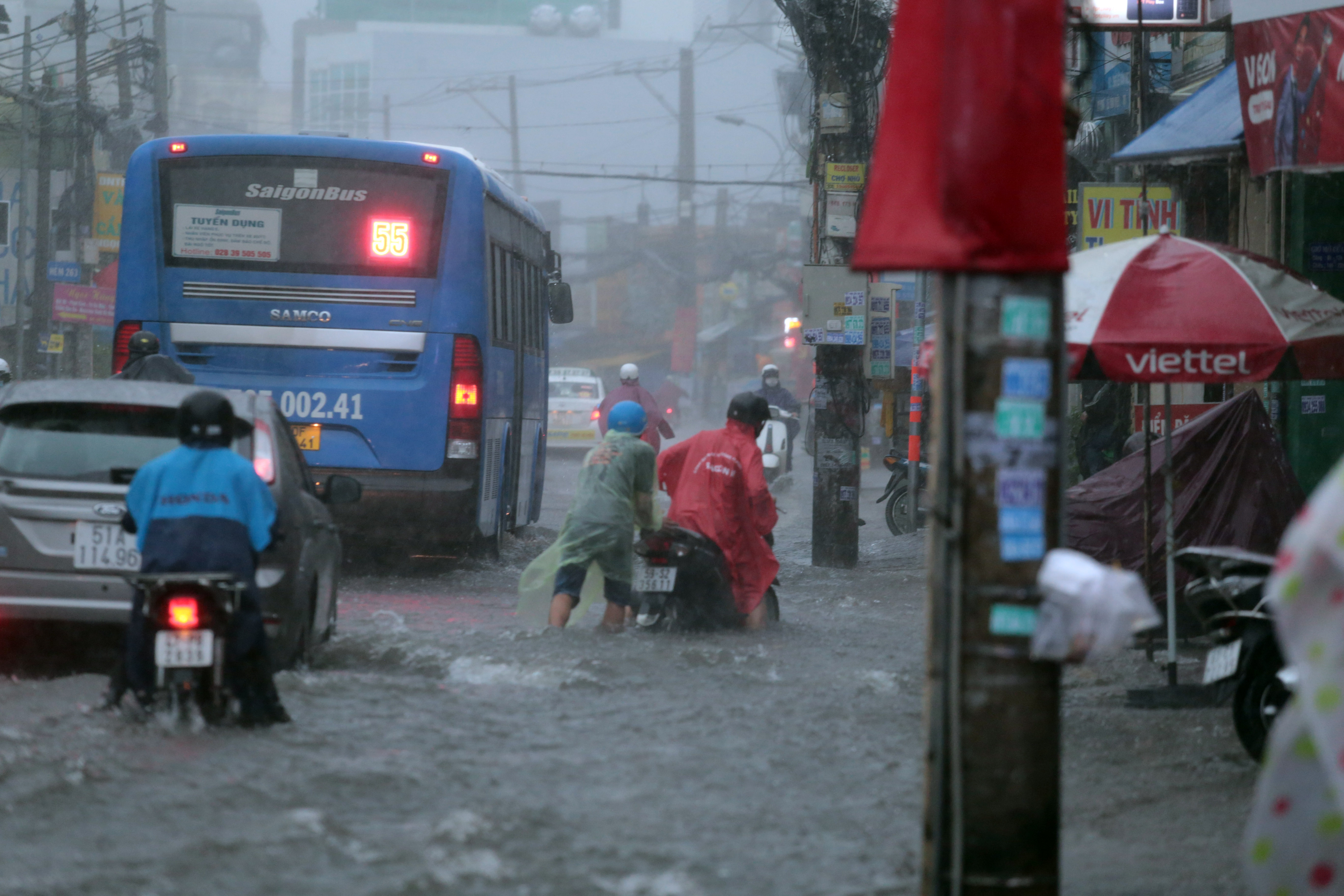 Sài Gòn mưa tầm tã, xe máy ngập gần tới yên, ô tô chết máy bồng bềnh trong nước - 2