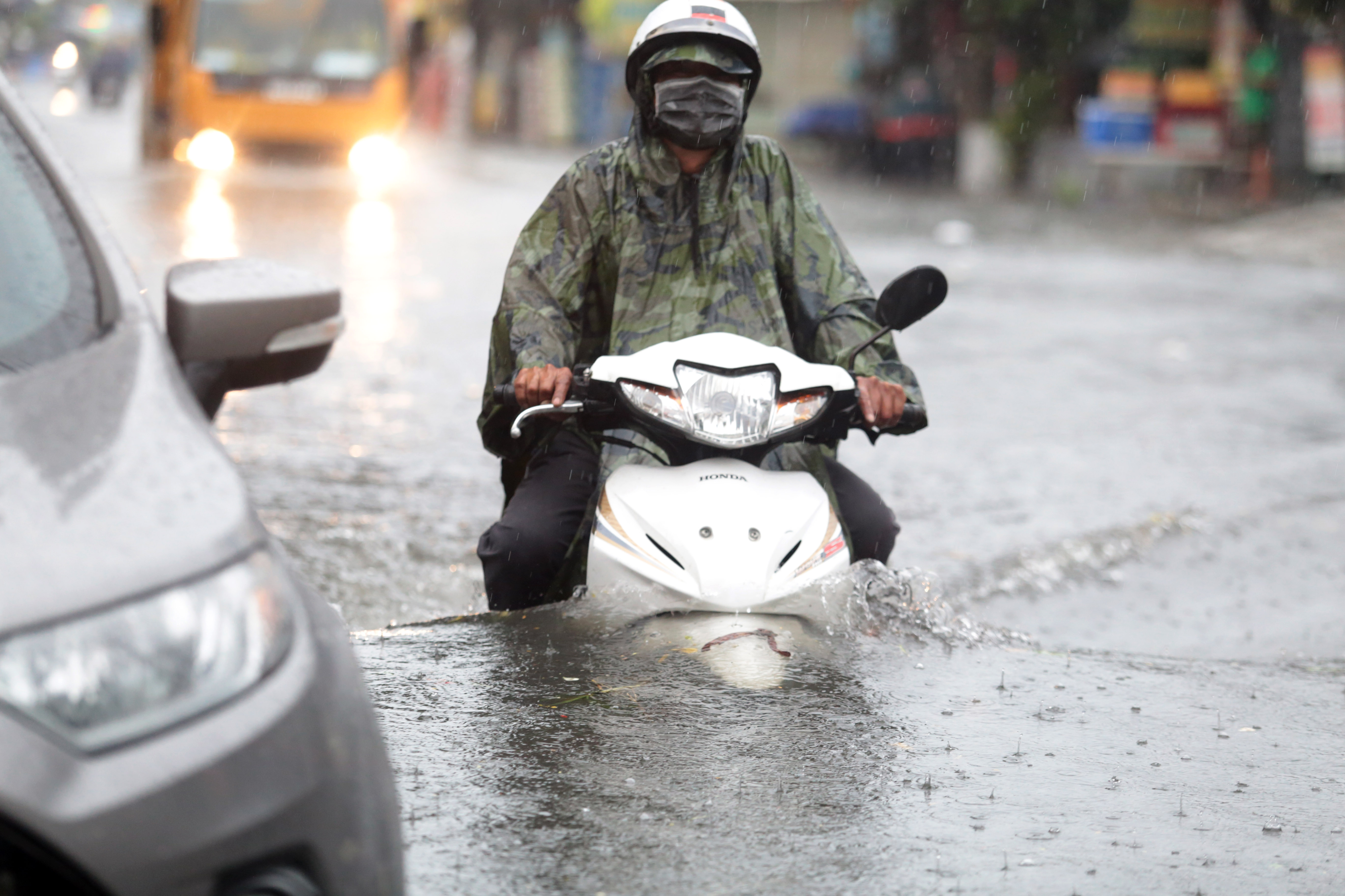 Sài Gòn mưa tầm tã, xe máy ngập gần tới yên, ô tô chết máy bồng bềnh trong nước - 5