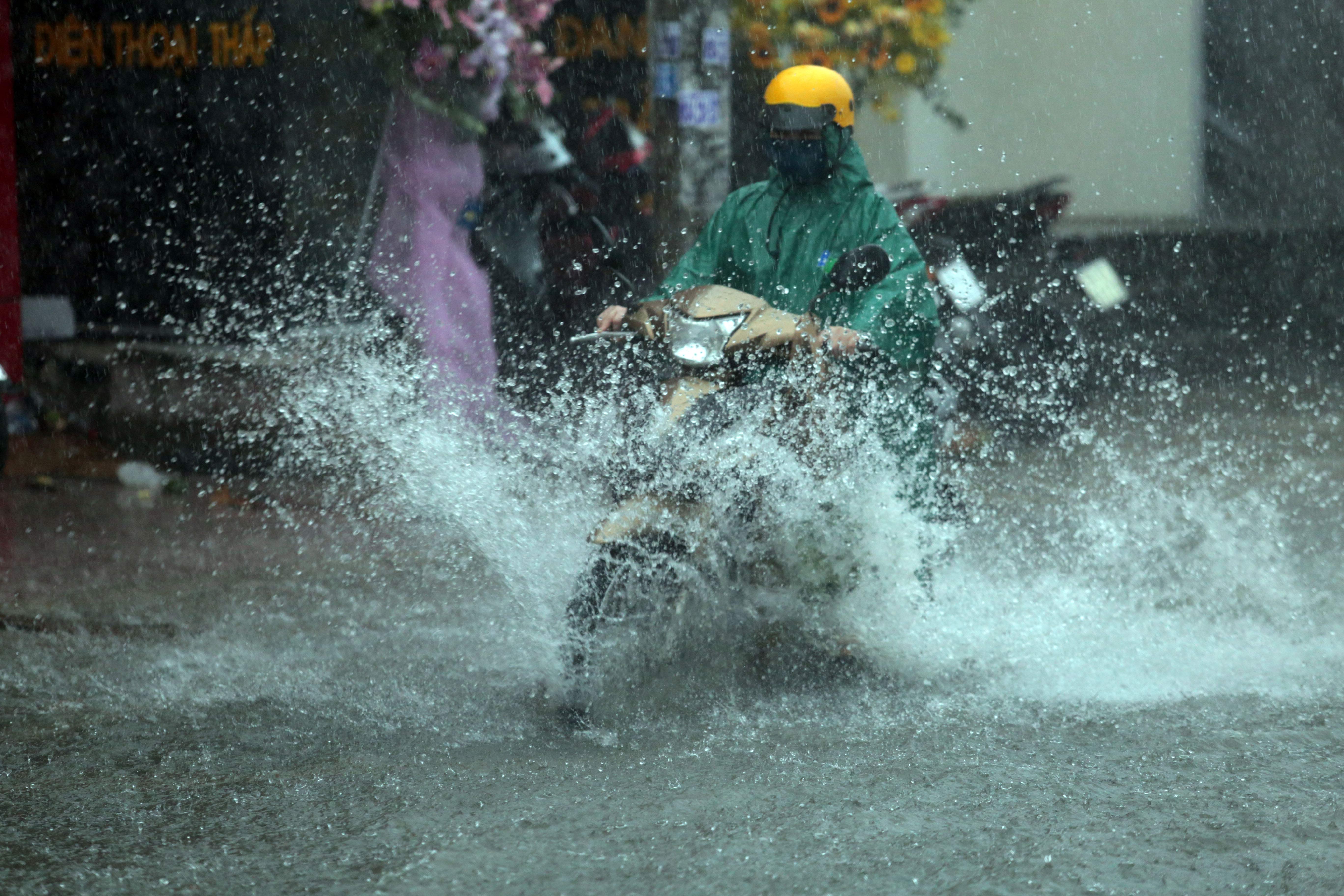 Sài Gòn mưa tầm tã, xe máy ngập gần tới yên, ô tô chết máy bồng bềnh trong nước - 6