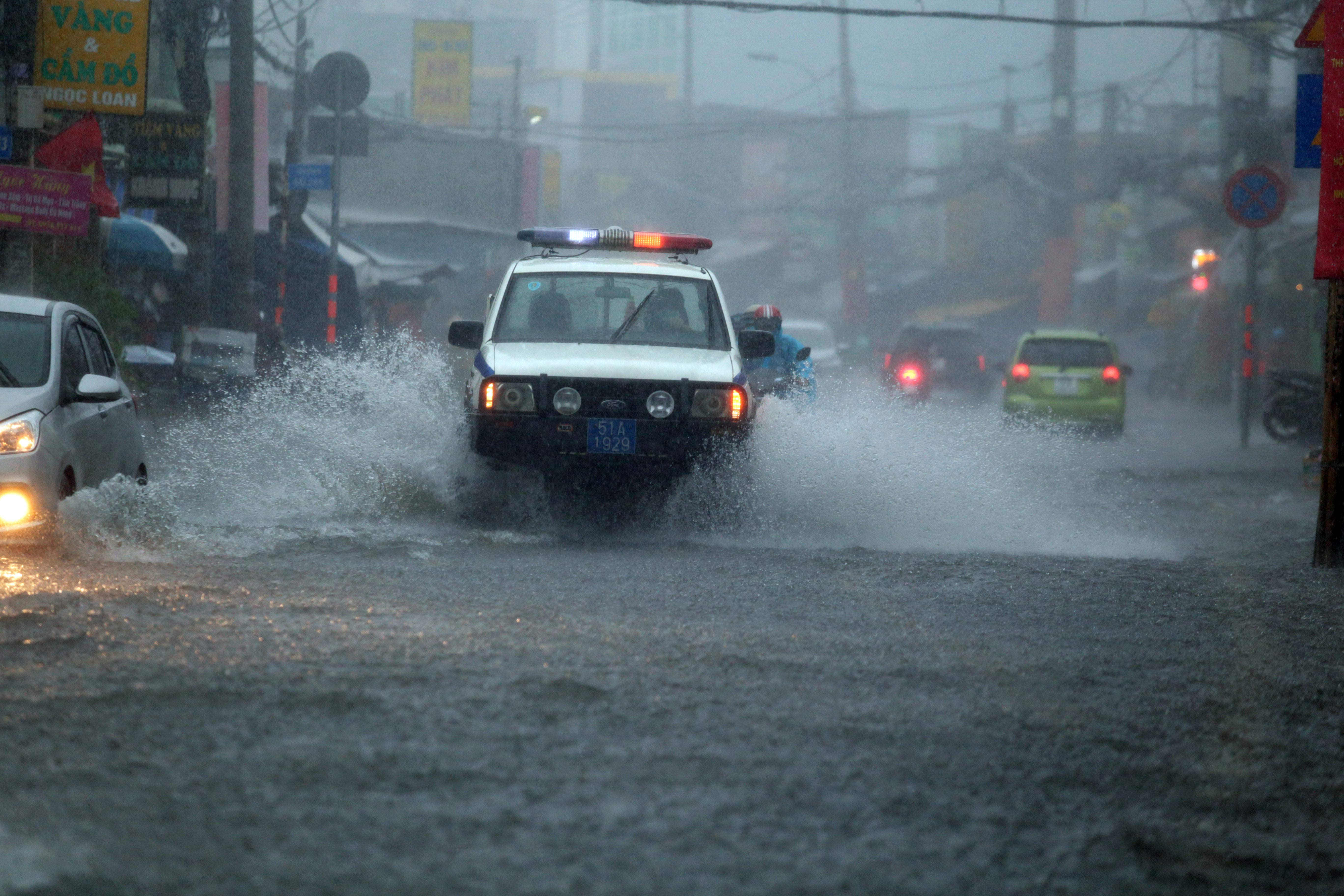 Sài Gòn mưa tầm tã, xe máy ngập gần tới yên, ô tô chết máy bồng bềnh trong nước - 7