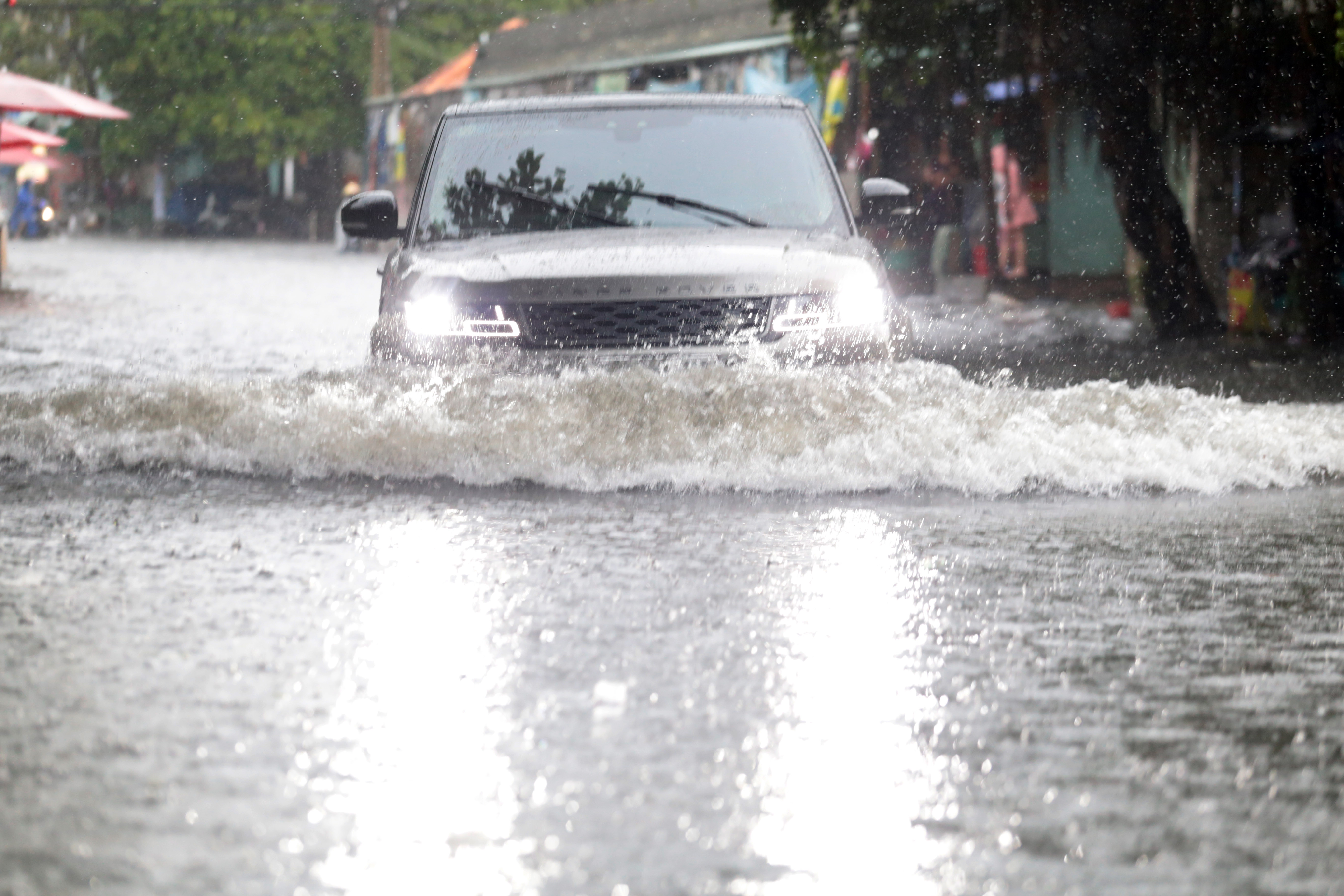 Sài Gòn mưa tầm tã, xe máy ngập gần tới yên, ô tô chết máy bồng bềnh trong nước - 8
