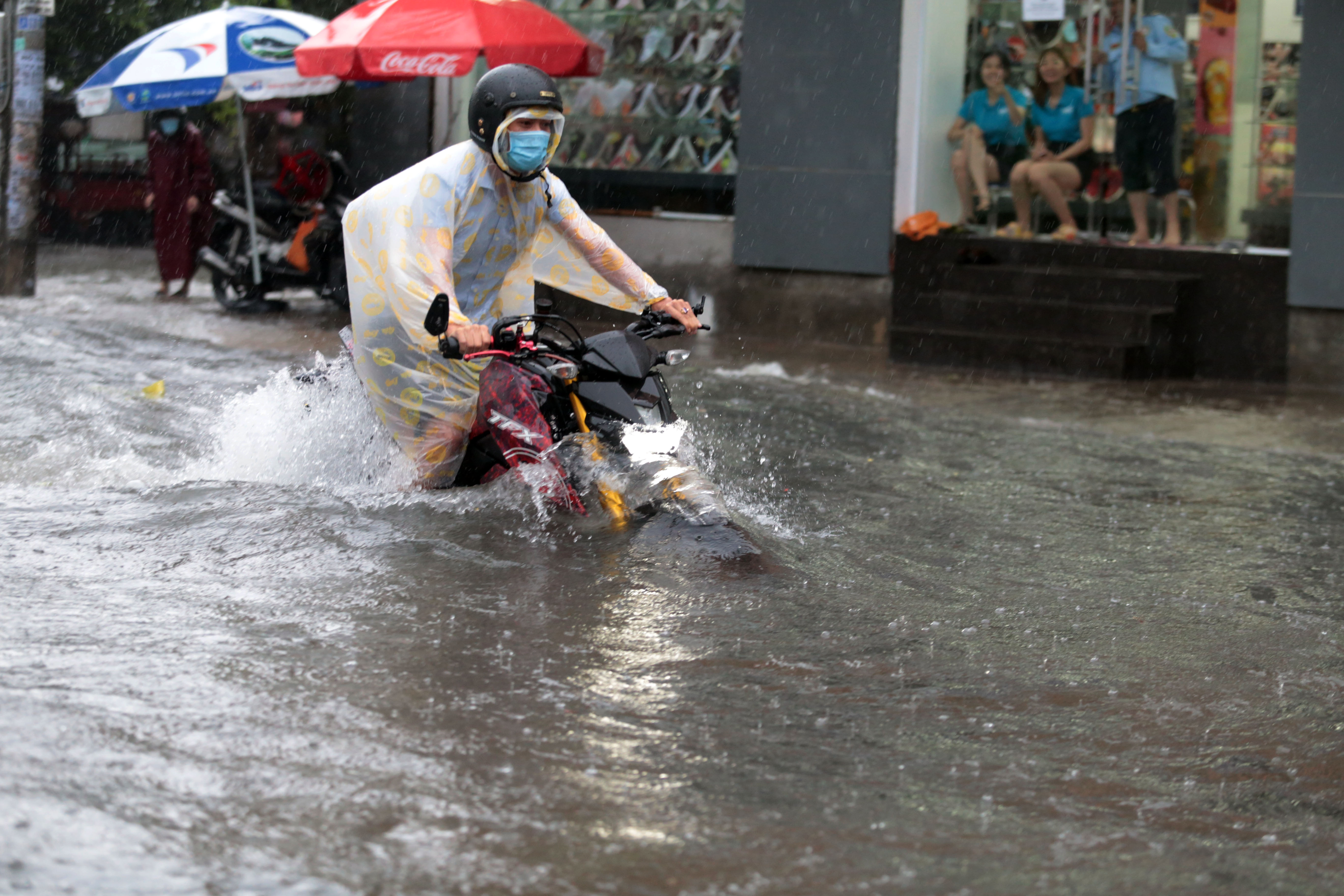 Sài Gòn mưa tầm tã, xe máy ngập gần tới yên, ô tô chết máy bồng bềnh trong nước - 9