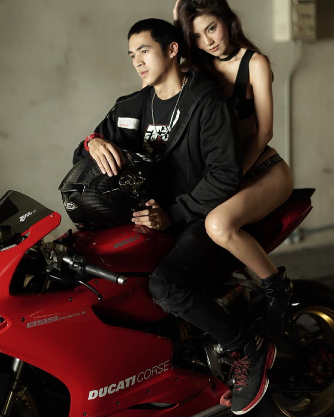 Người đẹp cùng bạn chế ngự trên siêu xe Ducati màu đỏ.
