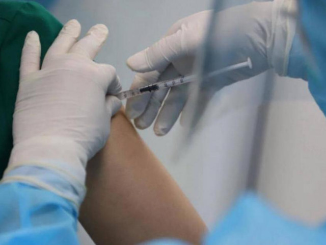 Sức khỏe đời sống - Người đã tiêm vaccine Covid-19 có phải đeo khẩu trang, giữ khoảng cách?