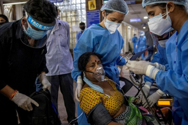 Một bệnh nhân COVID-19 ở Ấn Độ. Ảnh: Reuters