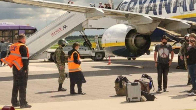 Hành lý của hành khách trên máy bay bị kiểm tra. Ảnh: Nexta