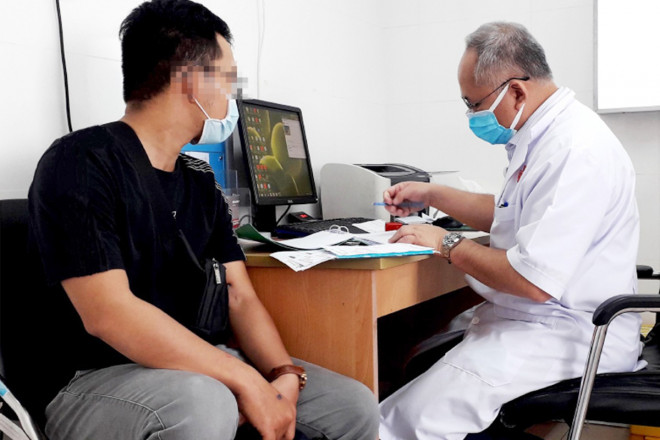 ThS-BS Mai Bá Tiến Dũng đang lập hồ sơ điều trị cho một trường hợp nhiễm trùng sau cấy chỉ dương vật. Ảnh: TRẦN NGỌC