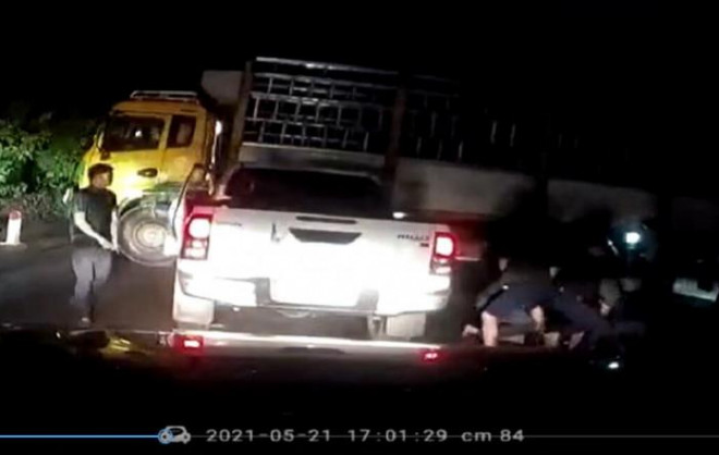 Lực lượng cảnh sát nổ súng trấn áp và bắt giữ các đối tượng (Ảnh cắt từ video)