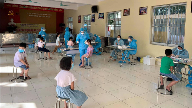 Lực lượng y tế Hải Dương lấy mẫu xét nghiệm học sinh Trường tiểu học Võ Thị Sáu.