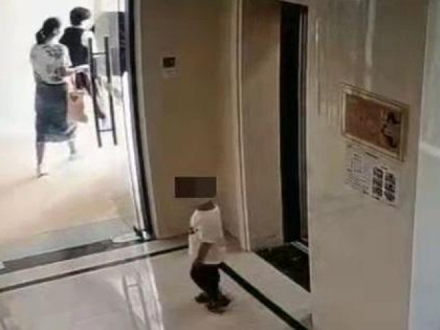 Bạn trẻ - Cuộc sống - Mẹ mải nói chuyện quên mất con trai đi phía sau, khi sực nhớ chạy đi tìm thì thấy cảnh đau lòng