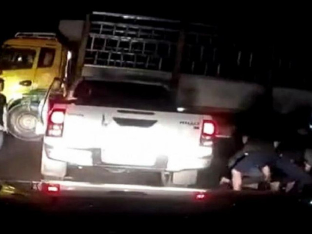 Pháp luật - Clip: Cảnh sát nổ súng bắt đối tượng vận chuyển ma túy như phim hành động