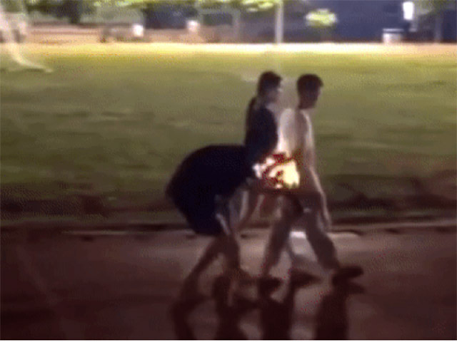 Bạn trẻ - Cuộc sống - Giúp bạn tỏ tình nhưng “ấm ức” vì phải ăn “cẩu lương”, chàng trai có hành động bất ngờ