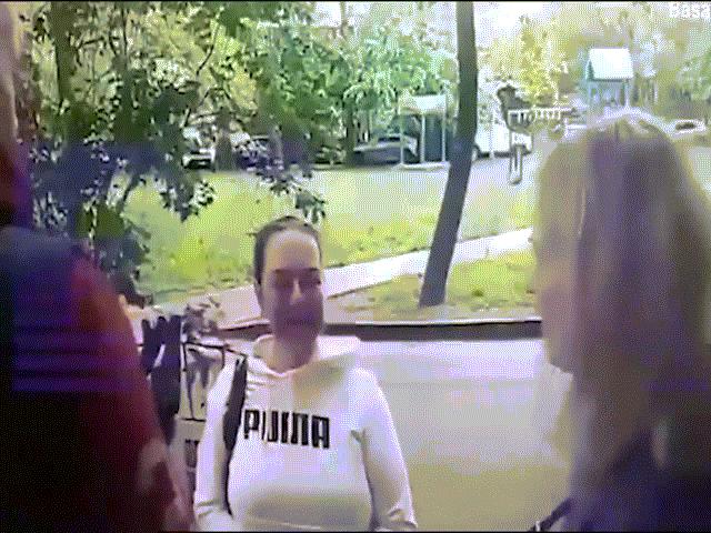 Thế giới - Nga: Dí súng vào đầu người phụ nữ, hỏi "có sợ không" rồi bóp cò